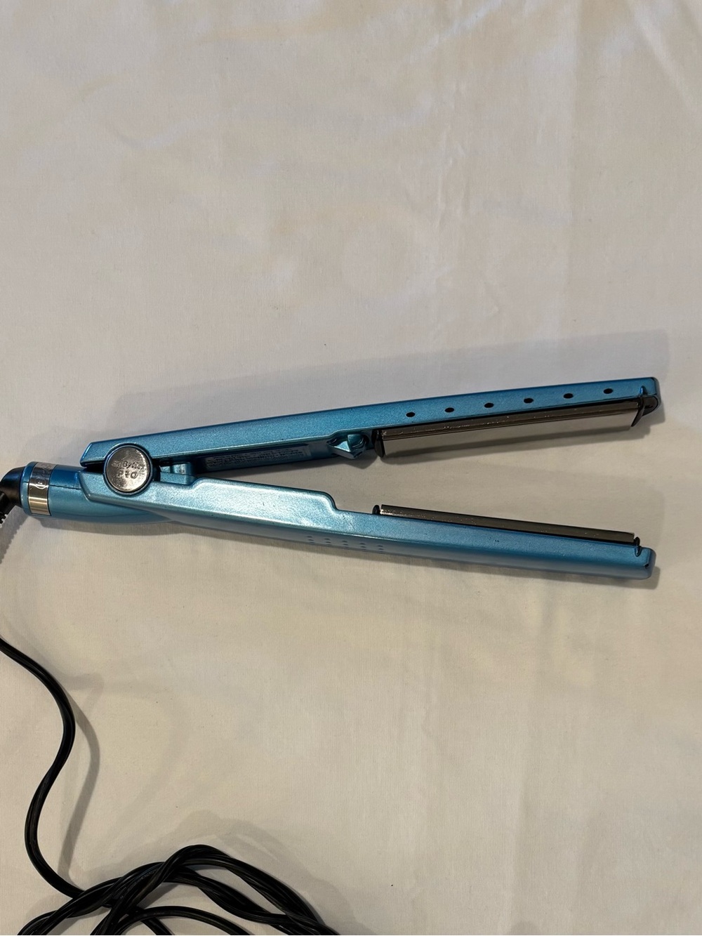 BabylissPRO 1 1/4" Nano Titanium Flat Iron - Picture 3 of 9